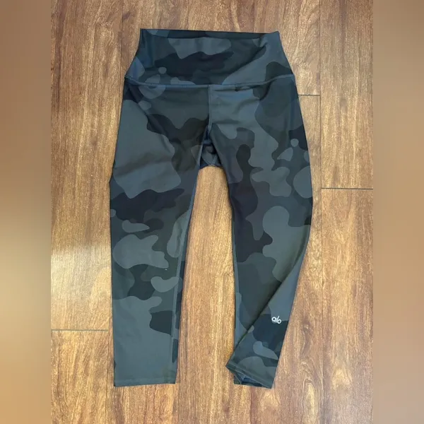 Alo Yoga Cropped Camo High Waist Leggings Size M Athletic Workout Yoga Pants - Image 4