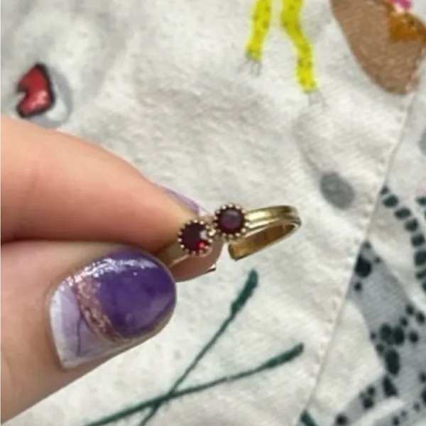Elegant Gold and Red Gemstone Ring - Image 2