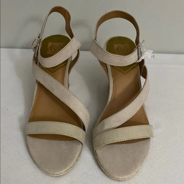 Dv8 by dolce vita Elegant Cream Wedge Sandals like new size 11 - Image 2