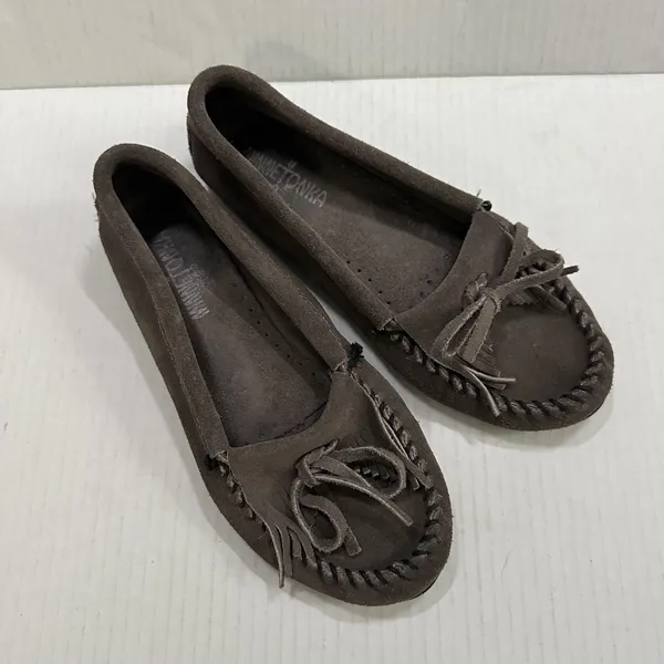 Minnetonka Moccasin‎ Shoes Womens 7 38 Gray Suede Slip On Bow Comfort Flat 401T - Image 2