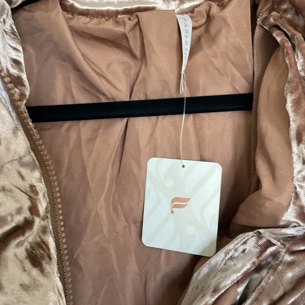 Fabletics Teddy Pink Wander Crushed Velour Crop Puffer Jacket Large - Image 9
