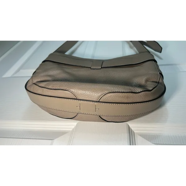 Tory‎ Burch Crossbody Bag Pebbled Leather Taupe Silver Logo Buckle Medium Greige - Image 6