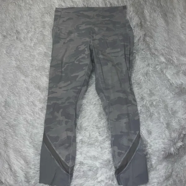 Lululemon Wunder Under with Scallop Trim and Mesh White Camouflage size 12 - Image 2