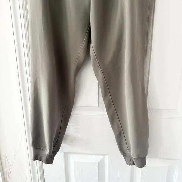 Lululemon Light Grey Sage Green On The Fly Jogger Pants Woven 28" Inseam M/L - Image 5