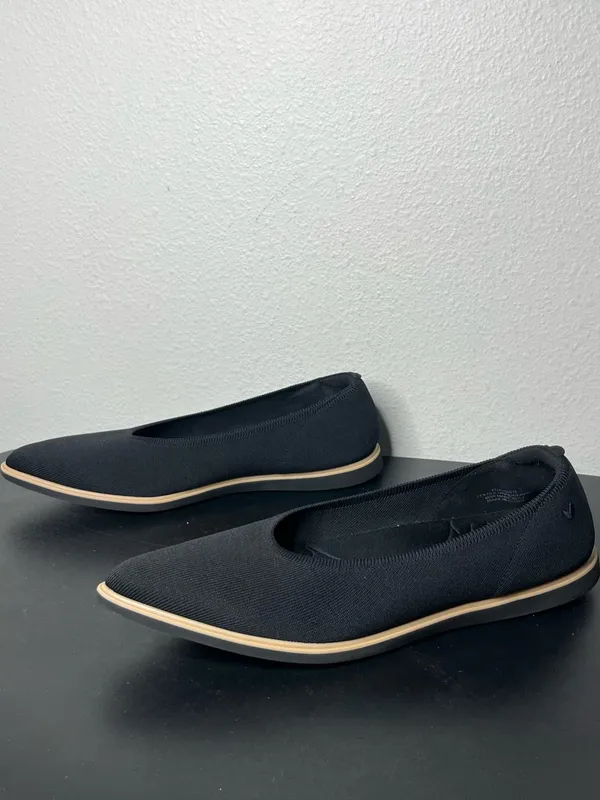 Vivaia Veronica Pointed Toe All Day Standing Flats in Black - Image 3