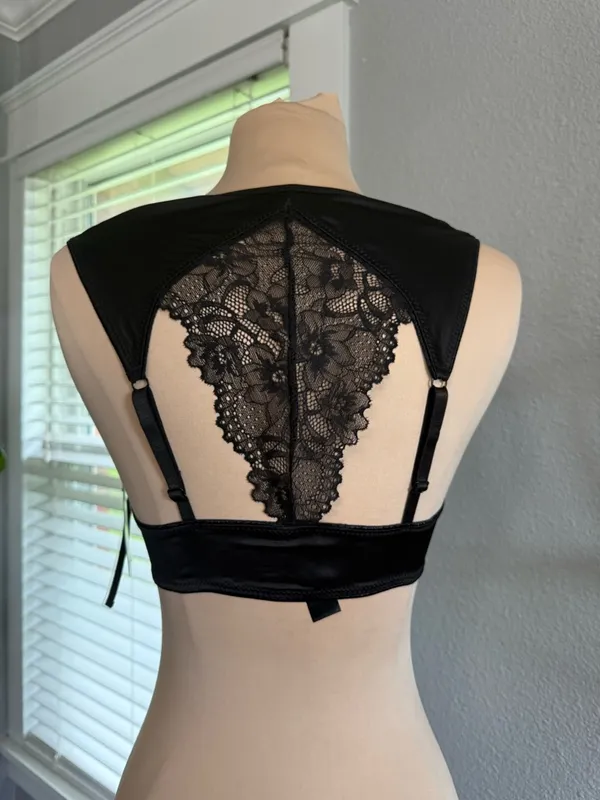 NWT Frederick's of Hollywood Lace Front-Close Push-Up Bra with Neck Tie Size M - Image 3