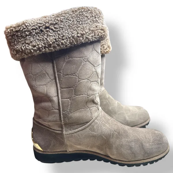Stuart Weitzman Suede Shearling Lined Winter Boots‎ Taupe Croc Embossed Size 7.5 - Image 10