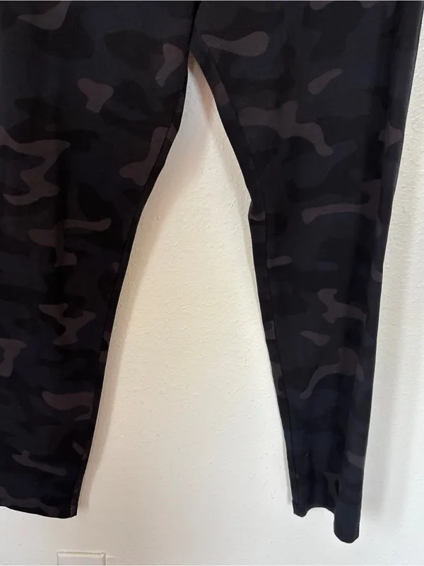 Natural Reflections Black & Grey Camo Leggings - Image 4