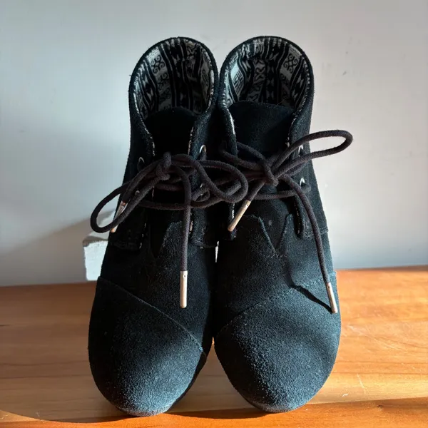 TOMS‎ Desert Wedge Black Suede Lace Up Ankle Booties Womens 7 Round Toe Chukka - Image 3