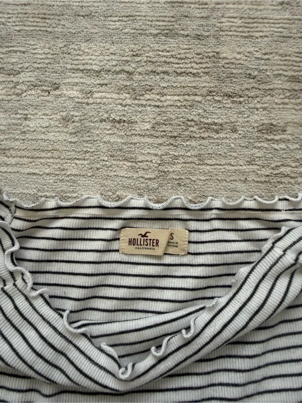 Hollister White & Gray Striped Off-Shoulder Long-Sleeve Crop Top (Size Small) - Image 4
