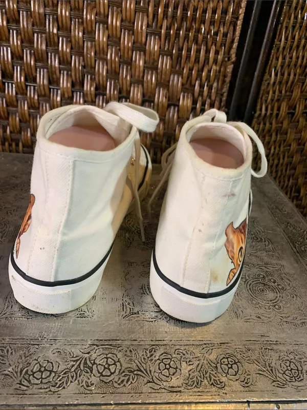 Cat Peeking Converse-Style Sneakers Size 8 - Image 4