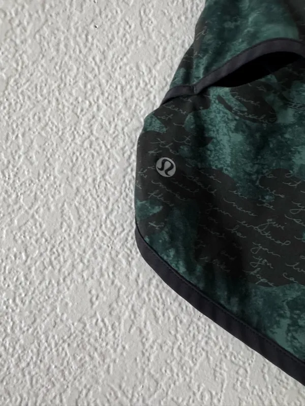 Lululemon Tracker Short II *4-way Stretch - Image 6