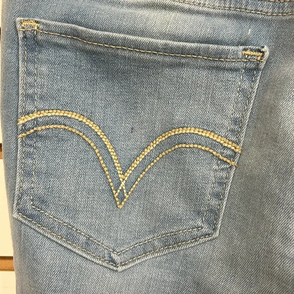 Levi's 535 Ultra Low Rise Legging Crop NWT Size 27 Light Wash Color Variation - Image 11