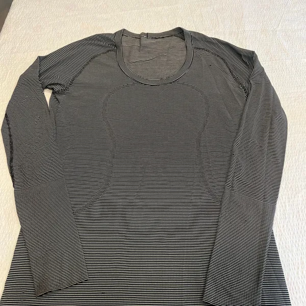 Lululemon black and white stripped swiftly tech long sleeve 12 women - Image 3