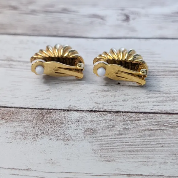 Vintage Clip On Earrings - Statement Ribbed Half Hoop Gold Tone Large - Image 8