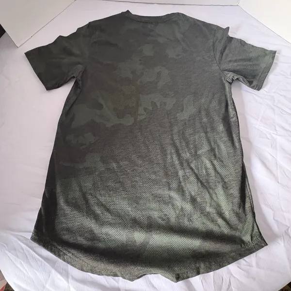 Under Armour Women's Heatgear Camo Shirt Small Loose Fit - Image 4