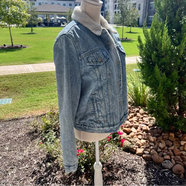 Levi's Light Blue Denim Jacket with White Sherpa Collar - Image 3