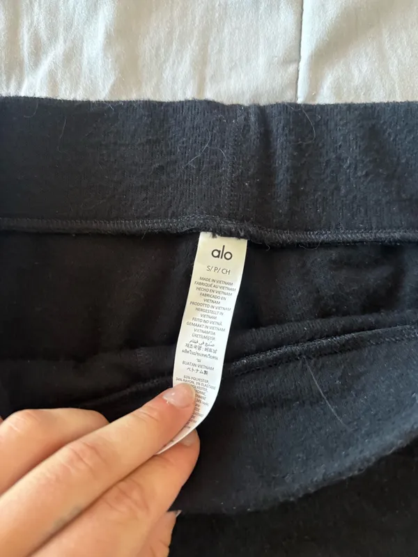 Alo Yoga Shorts Biker - Image 2