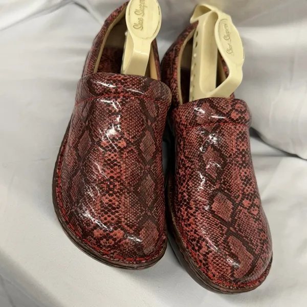 b.o.c NEW Women's Pink and‎ Brown Leather Embossed Slip On Chunky Clogs Sz 7 - Image 6