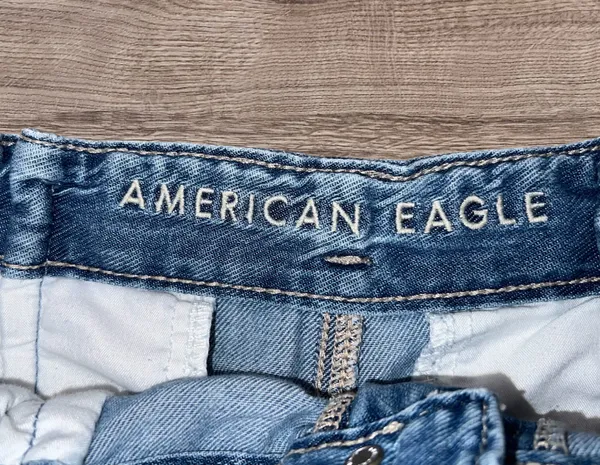 American Eagle Women’s Denim Paperbag Jean Mom Shorts Light Wash Size 4 - Image 3
