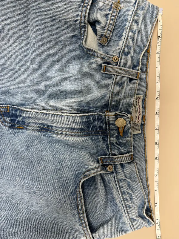 Abercrombie & Fitch Light Blue Relaxed Women’s Jeans Size 10 - Image 7