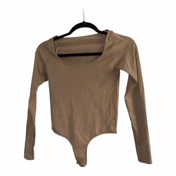 ✨Skims Essential Long Sleeve Scoop Neck Tan Sz S/M Bodysuit✨ - Image 4