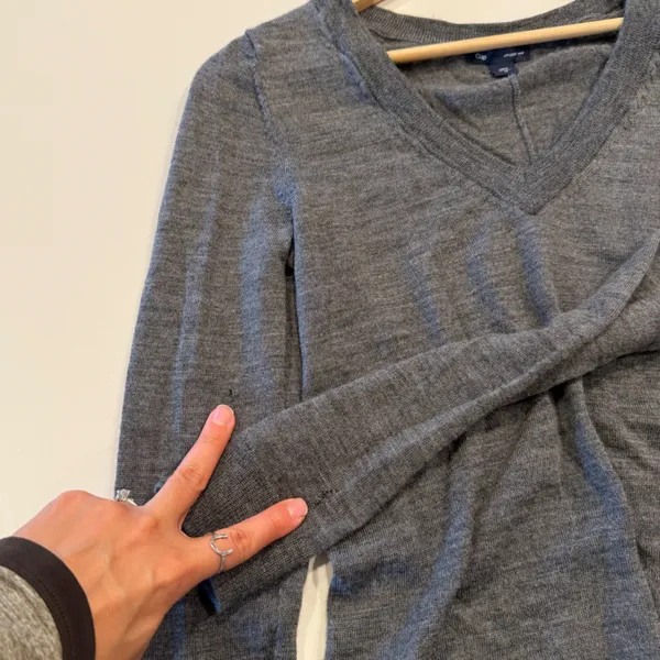 GAP‎ Charcoal V-Neck 100% Wool Sweater Size Medium - Image 4