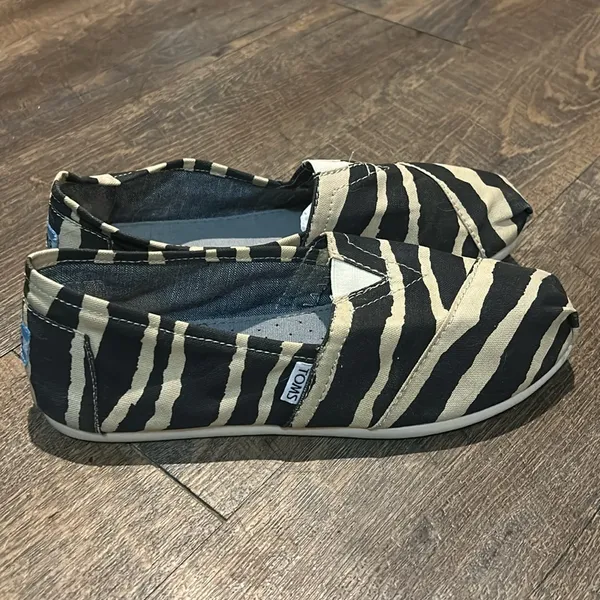 TOMS Women Black & Tan Zebra Print LightWeight Flat Slip On Shoes Size 9 W‎ - Image 2
