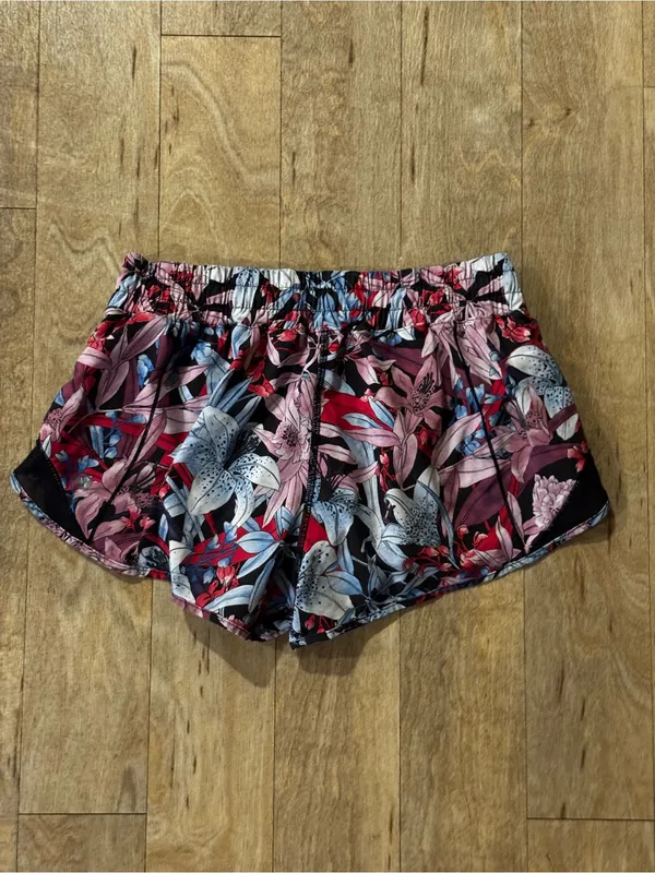 Lululemon Hotty Hot Short II *2.5" Lush Lillies Multi / Black Size 8 - Image 4