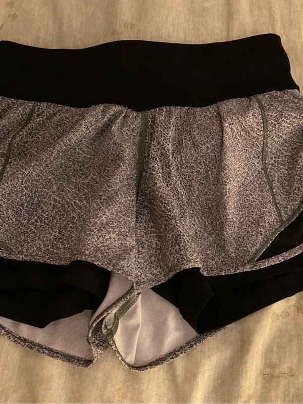 Lululemon Hotty Hot Short (Naked 4") Fractal Alpine White Black / Black Size 4 - Image 2
