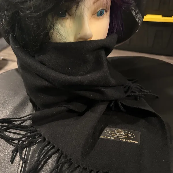 100% Cashmere Black Fringe Scarf Unisex - Image 6
