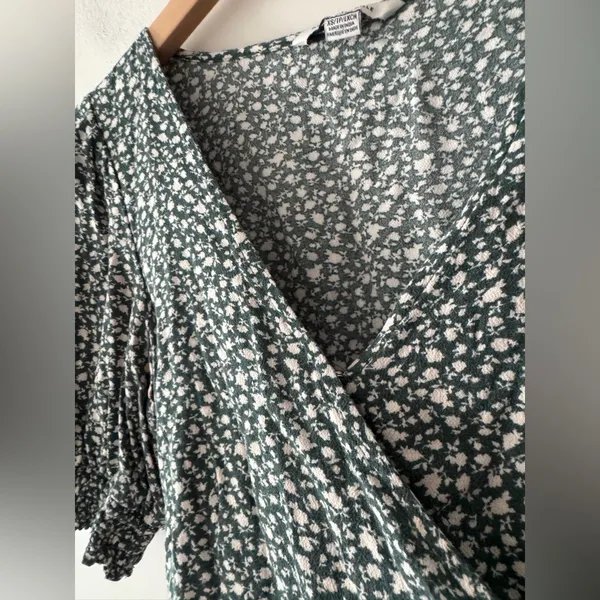 American Eagle Green‎ Ditsy Floral Wrap Peasant Puff Festival Crop V-Neck Top - Image 3
