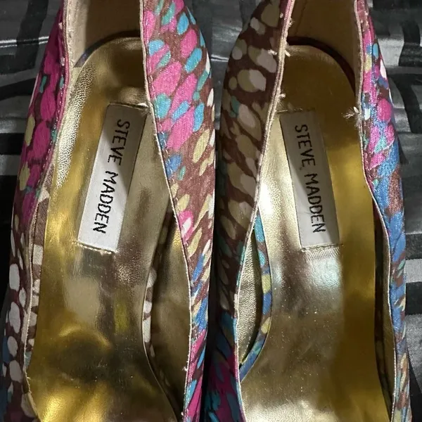 Steve Madden multi color peep toe, fabric upper, leather sole, corkscrew heel, - Image 3