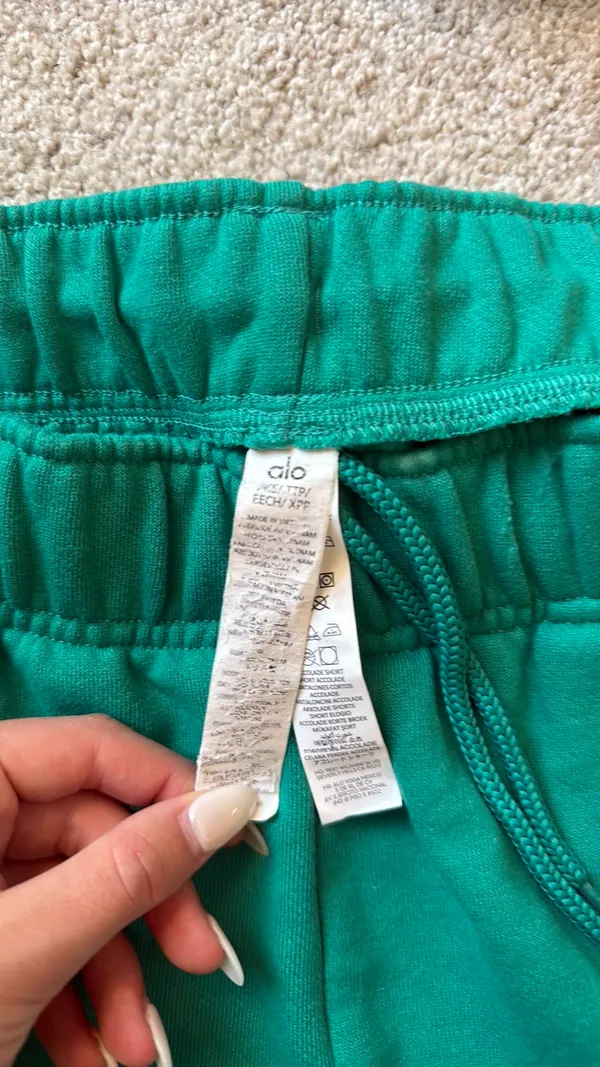 Alo Yoga Accolade Shorts Green - Image 4
