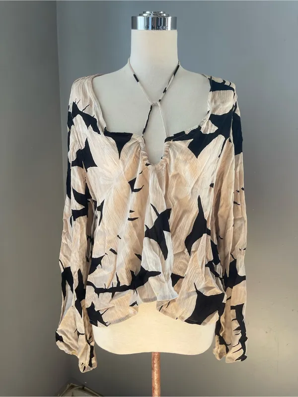 Billabong Beige and Black Tie-Front V-Neck bell sleeve relaxed top Sz M - Image 2