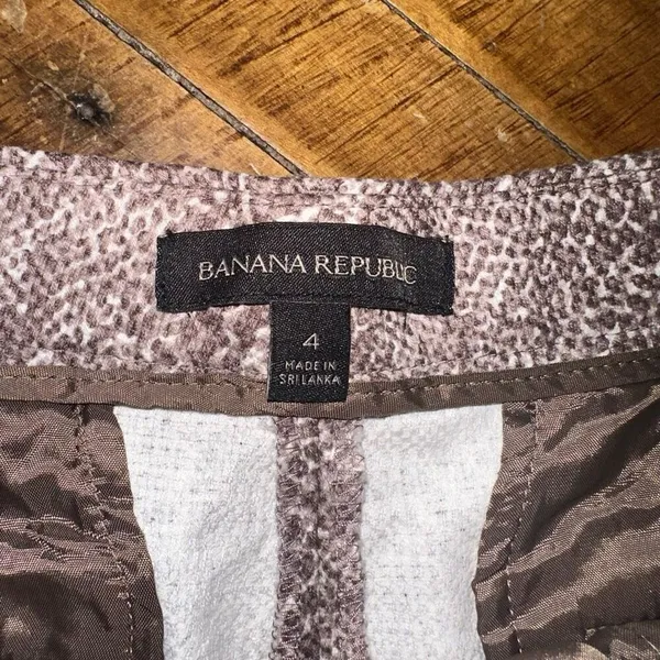 Banana Republic brown snakeskin textured size 4 shorts - Image 2