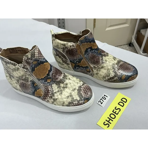 Womans Rouge Rose Snake Print Size 9 Hidden Wedge Sneaker Booties - Image 2