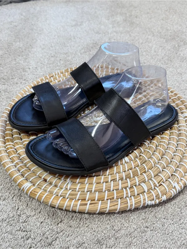 L.L. Bean Women’s Leather Sandals Slip On in Black 10 - Image 3