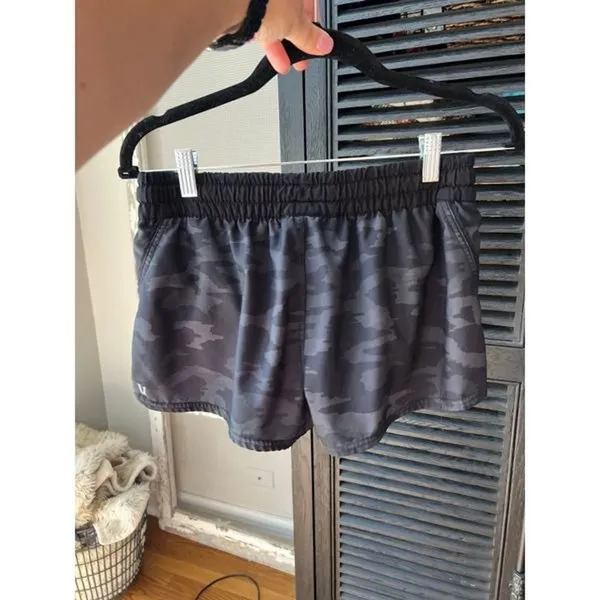 Vuori women’s‎ shorts camo small - Image 2