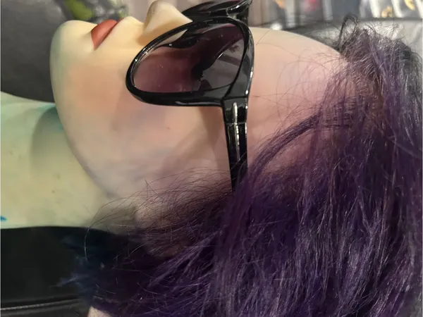 Steve Madden Black Frame Sunglasses with Dark Gradient Lenses - Image 4