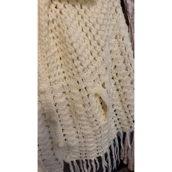 VTG San Yueh Hand Crochet Capelet Cream Fringe Button Front Small Boho Cottage - Image 3