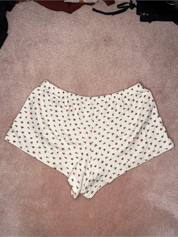 Brandy Melville John Galt White Emery Floral Pointelle Lounge Shorts - Image 6