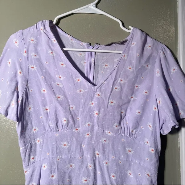 Loft Women's Size 4 Daisy Print Flutter‎ Sleeve Blouse Light Purple V-Neck Zip - Image 3