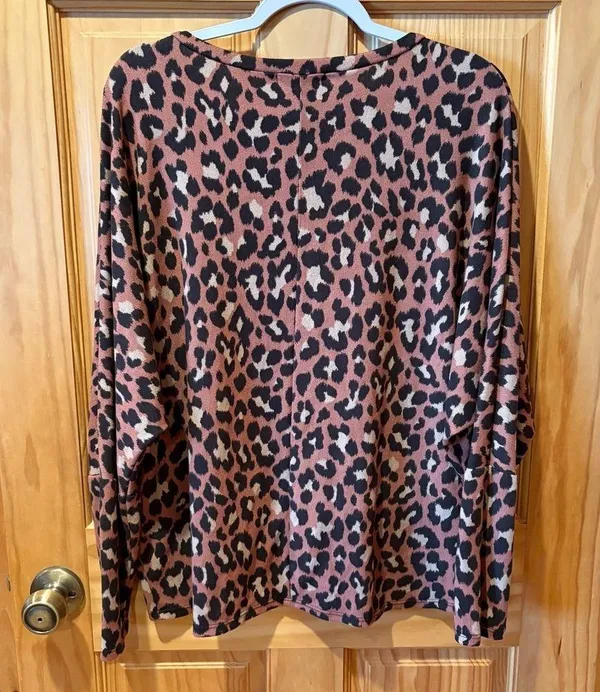 NVIU animal print hi-low pullover round neck long sleeve top size M used - Image 2