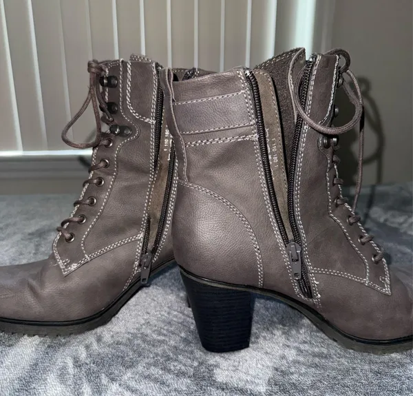 Boots Gray Size 8 - Image 3