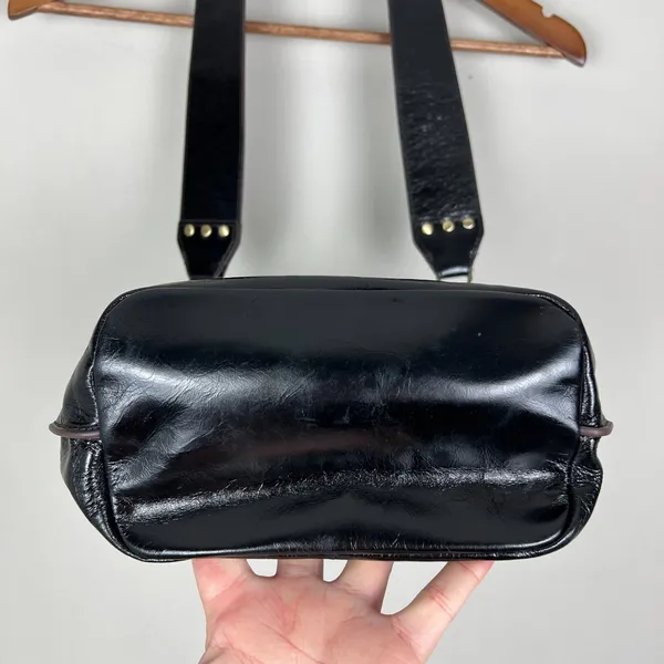Hobo International Shoulder Bag Black Polished Leather‎ Bucket Brown Piping Trim - Image 5