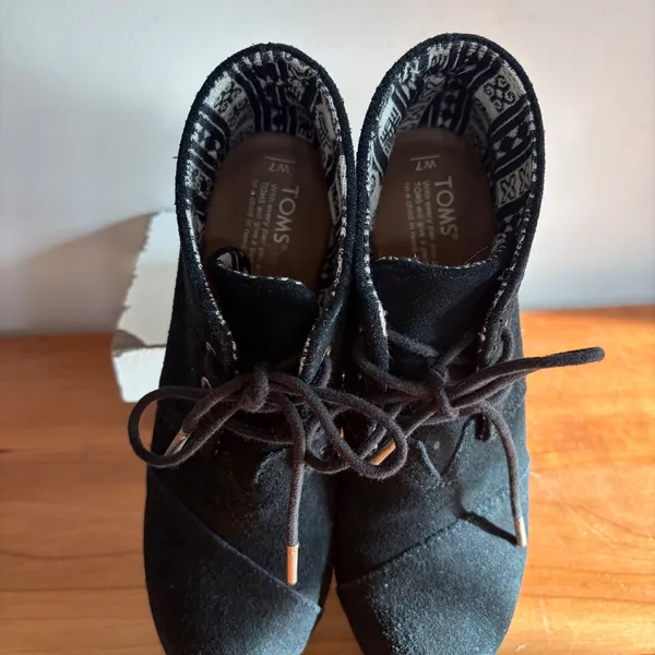 TOMS‎ Desert Wedge Black Suede Lace Up Ankle Booties Womens 7 Round Toe Chukka - Image 4