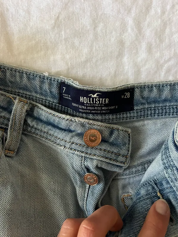 Hollister Curvy High-Rise Shorts Mom - Image 4