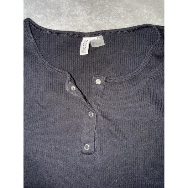 H&M‎ Divided Size Medium Black Long Sleeve Shirt Ribbed Quarter Button Causal - Image 2