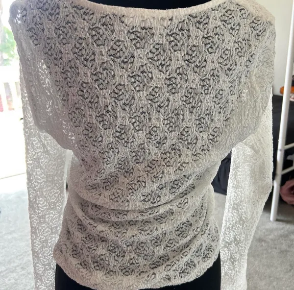 White lace blouse with floral pattern and tie front detail - Image 3